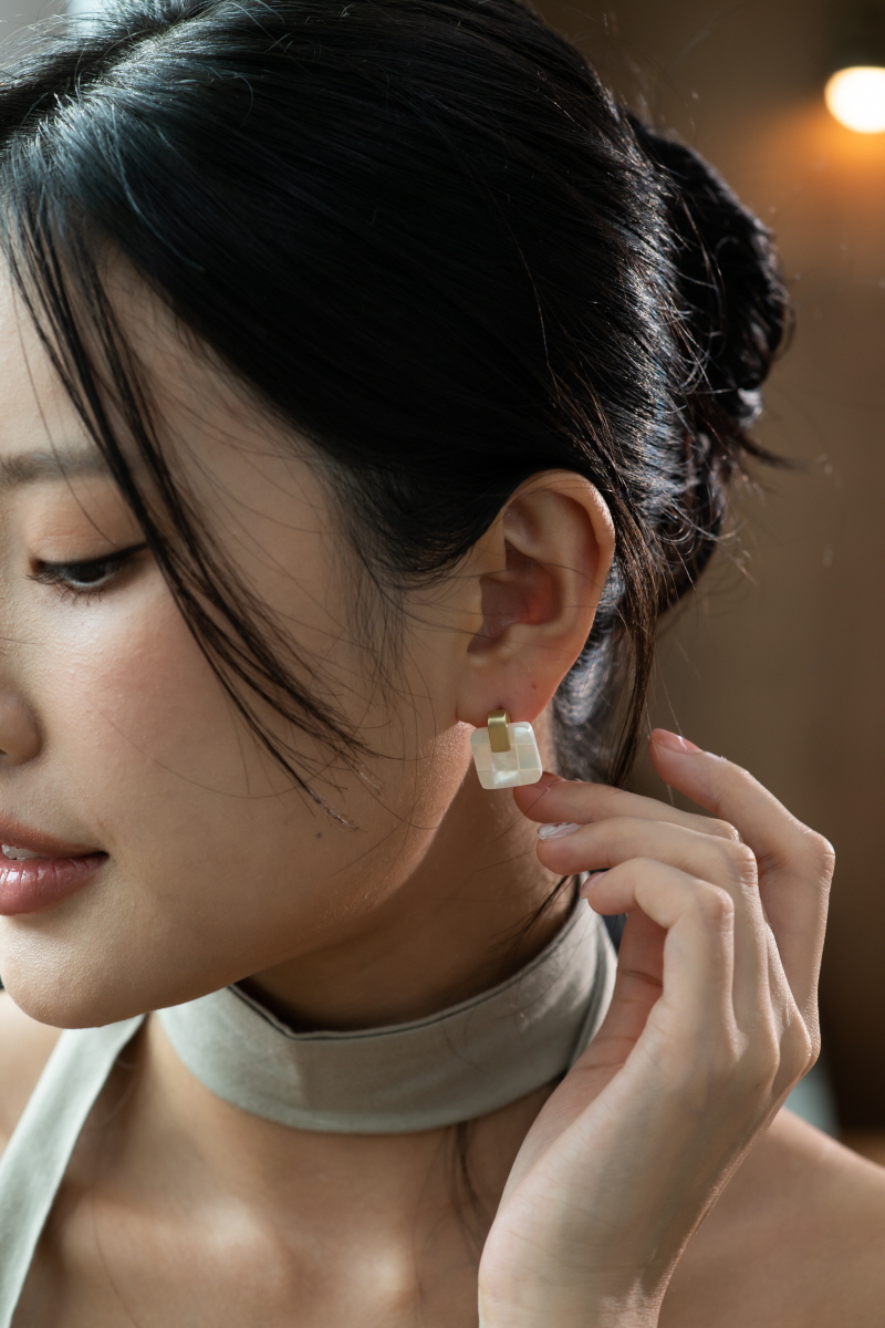800px-대표이미지-자개포인트-스퀘어-스터드귀걸이-KCJ_7132