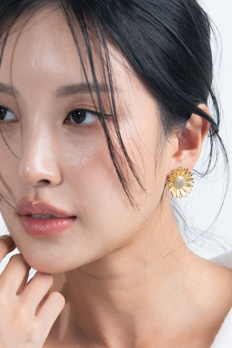 800px-썬플라워-큐빅포인트-귀걸이-KCJ_7376